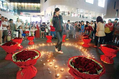 大拇指中心广场LED大屏幕告白，999朵玫瑰挽回分手女友